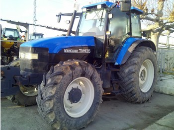 Traktor NEW HOLLAND TM 135: obrázek 1