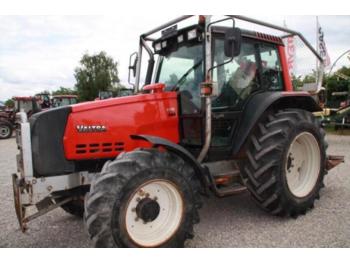 Traktor Valtra 6400 FORSTSCHLEPPER: obrázek 1